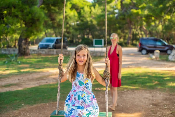 Jovem Menina Bonita Posando Balanço Natureza — Fotografia de Stock