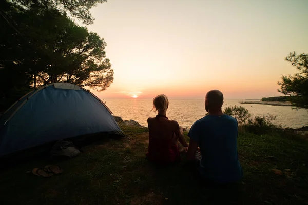 Paar Schaut Sonnenuntergang Nahe Zelt Mittelmeer — Stockfoto