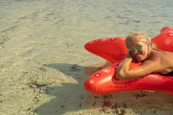 Vrouw Bikini Liggend Rode Opblaasbare Ster Vis Aan Zandstrand — Stockfoto