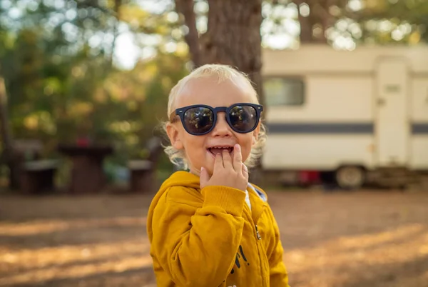 Дитячий Хлопчик Сонцезахисними Окулярами Посміхається Руками Рот Місці Табору — стокове фото