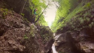 Eylem video çocuğun takla Soca Valley, Slovenya Kanyon havuza yapıyor.