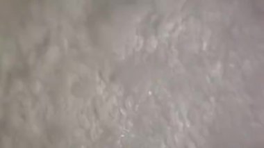 Sualtı su sıçramalarına ve kabarcıklar Slovenya Soca Vadisi'nde eylem video çekim.