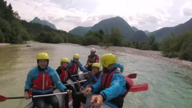 Slovenya Soca nehirde rafting aile macera Pov shot.