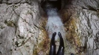 Eylem Pov video Slovenya Soca Vadisi'nde Kanyon havuza kayar adamın.