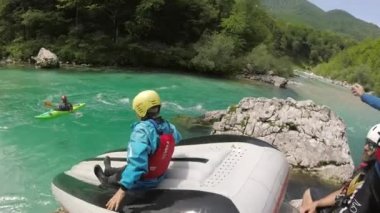 POV shot Slovenya Soca nehrinde tekne rafting kapalı Başlarken aile macera.