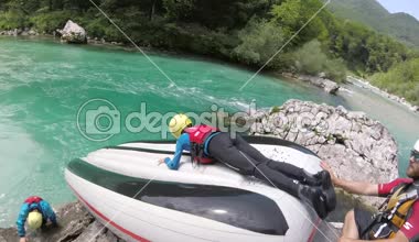 POV shot Slovenya Soca Nehri üzerinde tekne rafting aşağı kayar aile macera.