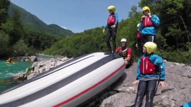 POV shot genç çocuğun Slovenya Soca Nehri üzerinde tekne rafting aşağı ters takla atarak yapıyor macera.
