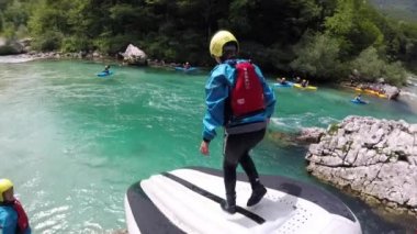 POV shot çalıştıran ve Slovenya Soca Nehri üzerinde tekne rafting aşağı kayar genç kız macera.