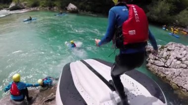 POV shot Slovenya Soca Nehri üzerinde tekne rafting aşağı kayar aile macera.