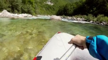 POV shot açık tekne Slovenya Soca Nehri'nde rafting insan macera.