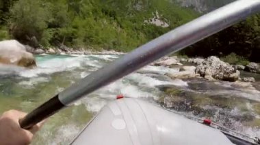 POV shot açık tekne Slovenya Soca Nehri'nde rafting insan macera.