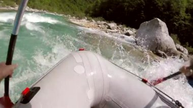 POV shot açık tekne Slovenya Soca Nehri'nde rafting insan macera.