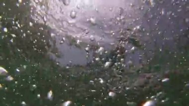 Sualtı çekim hızlı Soca nehir, Slovenya su kabarcıkları.