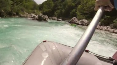 POV shot açık tekne Slovenya Soca Nehri'nde rafting insan macera.