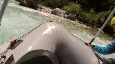 POV shot açık tekne Slovenya Soca Nehri'nde rafting insan macera.