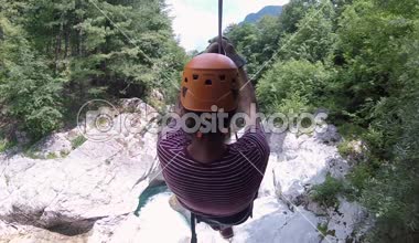 Slovenya zipline river canyon aracılığıyla doğru adam.
