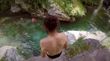 Adam kaya nehir Soca Valley, Slovenya içine atlama.