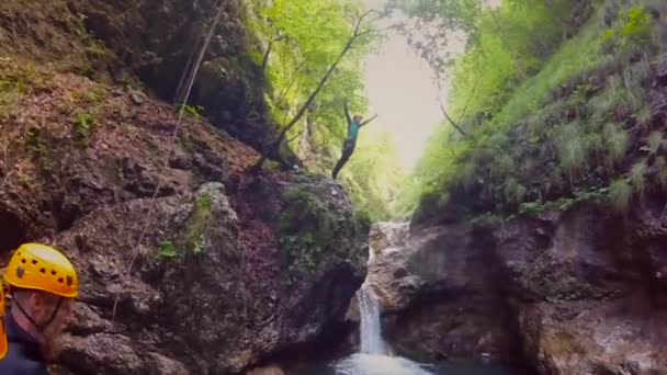 Video Azione Ragazzo Che Salta Nella Piscina Del Canyon Nella — Video Stock