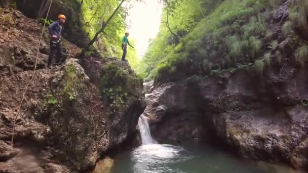 Åtgärd Video Pojke Hoppar Canyon Pool Dalen Soca Slovenien — Stockvideo