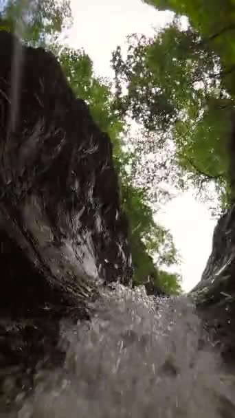 Ujęcia Wideo Wodospad Obejrzeli Pod Wodą Plamami Pęcherzyki — Wideo stockowe