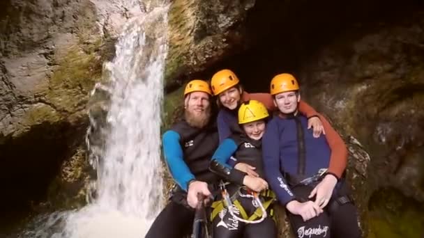 Åtgärd Pov Video Selfie Familjen Gör Canyoning Dalen Soca Slovenien — Stockvideo
