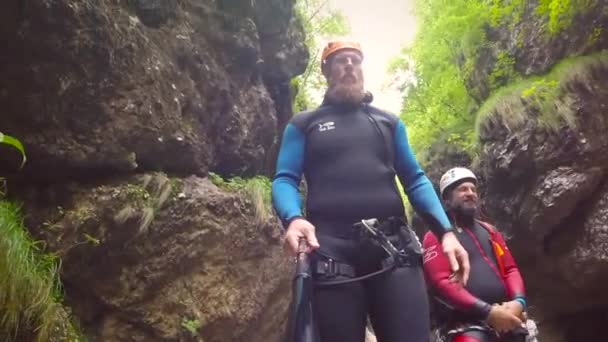 Ação Pov Vídeo Homem Pulando Piscina Canyon Vale Soca Eslovênia — Vídeo de Stock