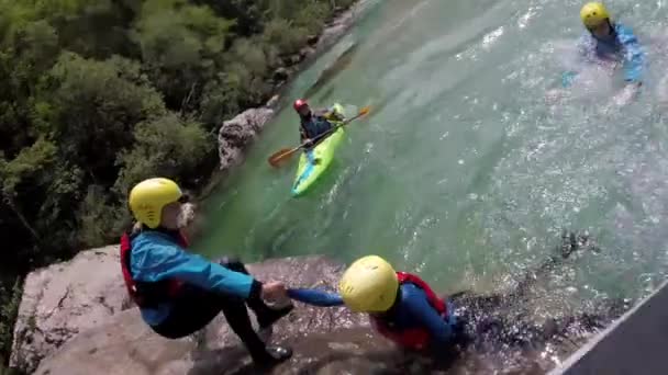 Avontuur Van Pov Schot Van Familie Glijdend Van Rafting Boot — Stockvideo