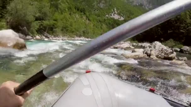 冒险波夫在斯洛文尼亚索卡河的人漂流船前拍摄 — 图库视频影像