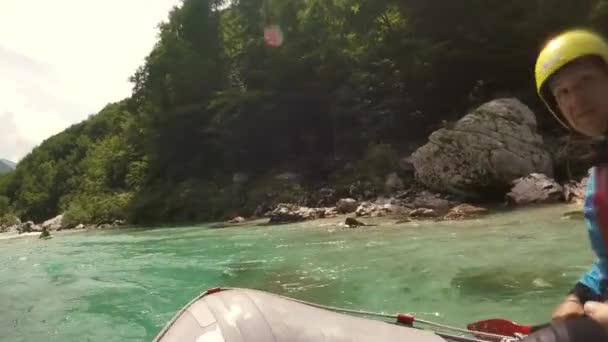 Aventura Pov Tiro Frente Pessoas Rafting Barco Rio Soca Eslovénia — Vídeo de Stock