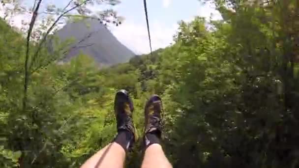 Eerste Persoonsmening Schoenen Canopying Het Bos Zipline Slovenië — Stockvideo
