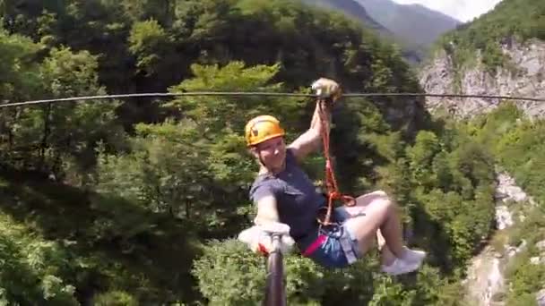 Frau Überfliegt Wald Seilrutsche Slowenien — Stockvideo