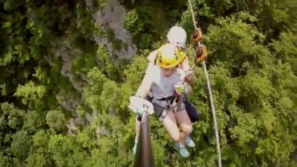 Slovenya Zipline Orman Üzerinde Tandem Canopying Iki Kişi — Stok video