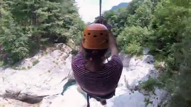 Ember Címsor Keresztül Folyó Canyon Zipline Szlovénia — Stock videók