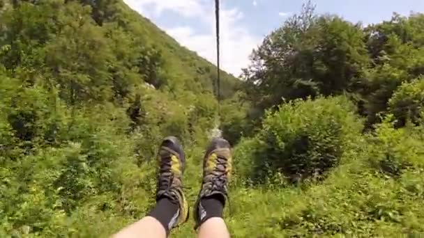 Eerste Persoonsmening Schoenen Canopying Het Bos Zipline Slovenië — Stockvideo