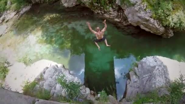 Slow Motion Man Hoppa Från Rock Till Flod Soca Dalen — Stockvideo
