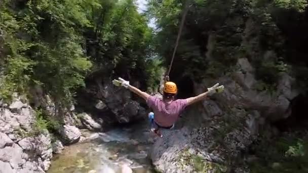 Człowiek Pozycji Przez Kanion Rzeki Zipline Słowenii — Wideo stockowe