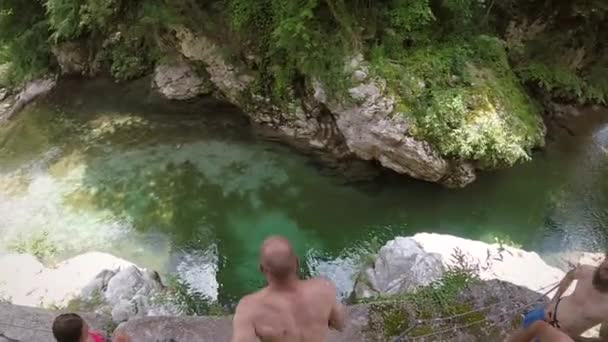 Mann Springt Slowenischen Soca Tal Von Felsen Fluss — Stockvideo