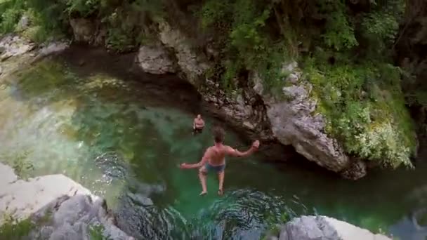 Mensen Springen Uit Rots Rivier Vallei Van Soca Slovenië — Stockvideo