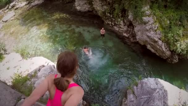 Медленное Движение Девушки Прыгающей Скалы Реку Словения — стоковое видео