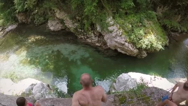 Movimento Lento Dell Uomo Forma Che Salta Dalla Roccia Fiume — Video Stock