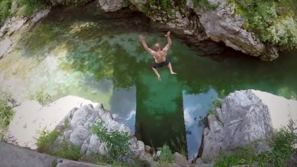 Αργή Κίνηση Του Ανθρώπου Πηδώντας Από Βράχο Ποτάμι Στην Κοιλάδα — Αρχείο Βίντεο