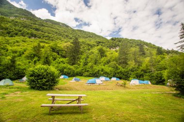 Adrenalin kontrol Eko kamp Resort Slovenya Alpleri'nde güzel çadır sitesi.