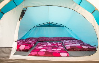 Çadır iç minder ve mor yorgan kapakları.