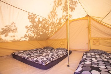 Çadır iç minder ve gri yorgan kapakları.