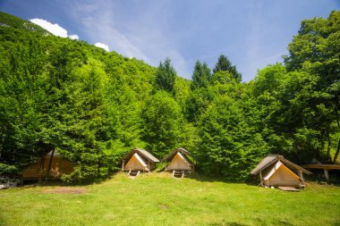 Eko kampı, Slovenya adrenalin kontrol alp ortamda ahşap kulübe tarafından korunan şirin kumaş çadır.