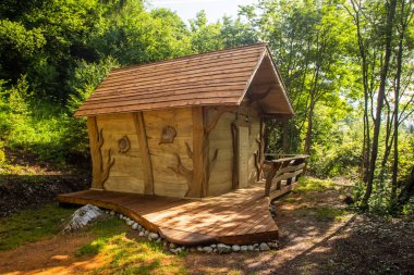 El Eko Resort, Slovenya adrenalin kontrol ormanda fantezi ev inşa.