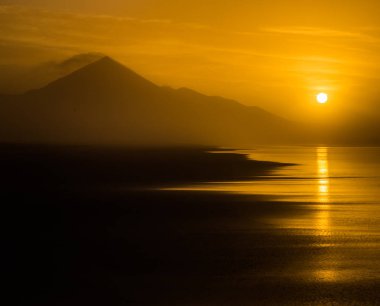 Güzel gün batımı siluet tropikal Cofete Beach Fuerteventura, Kanarya Adaları, İspanya.