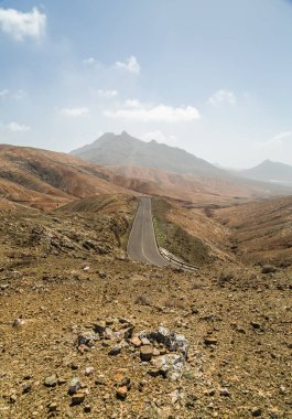 Panoramik yol ve dağlar, astronomik Sicasumbre bakış açısı Fuerteventura, İspanya.
