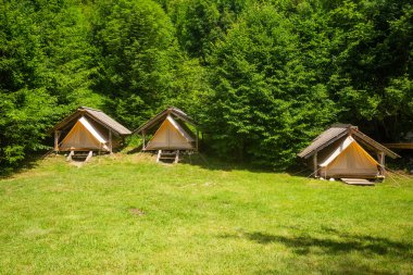 Eko kampı, Slovenya adrenalin kontrol alp ortamda ahşap kulübe tarafından korunan şirin kumaş çadır.
