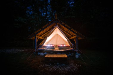 Işıklı çadır Eko kampı, Slovenya adrenalin kontrol içinde ahşap kulübe tarafından korunan gece atış